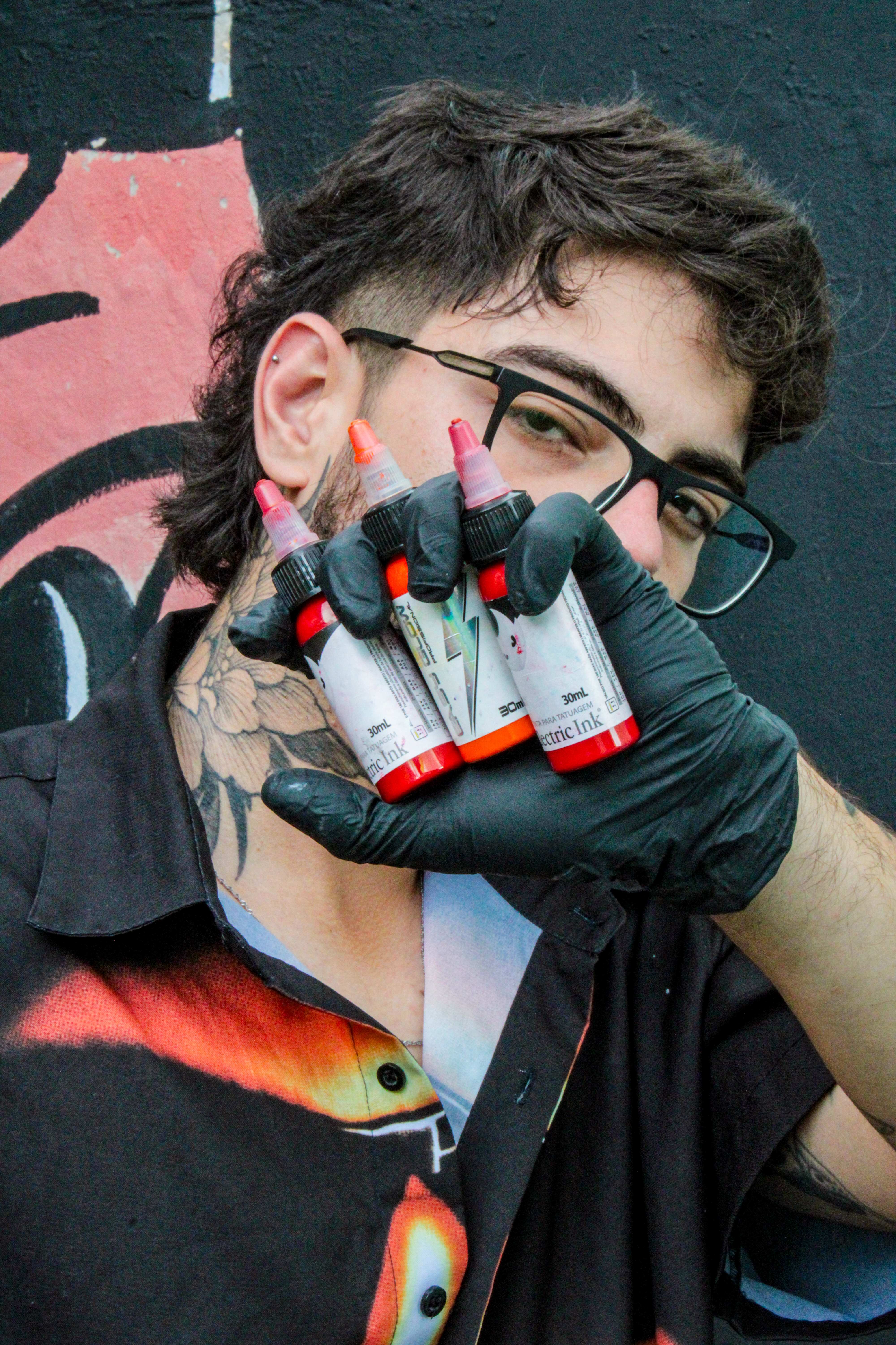 Tatuagem de onça em blackwork com florais na perna