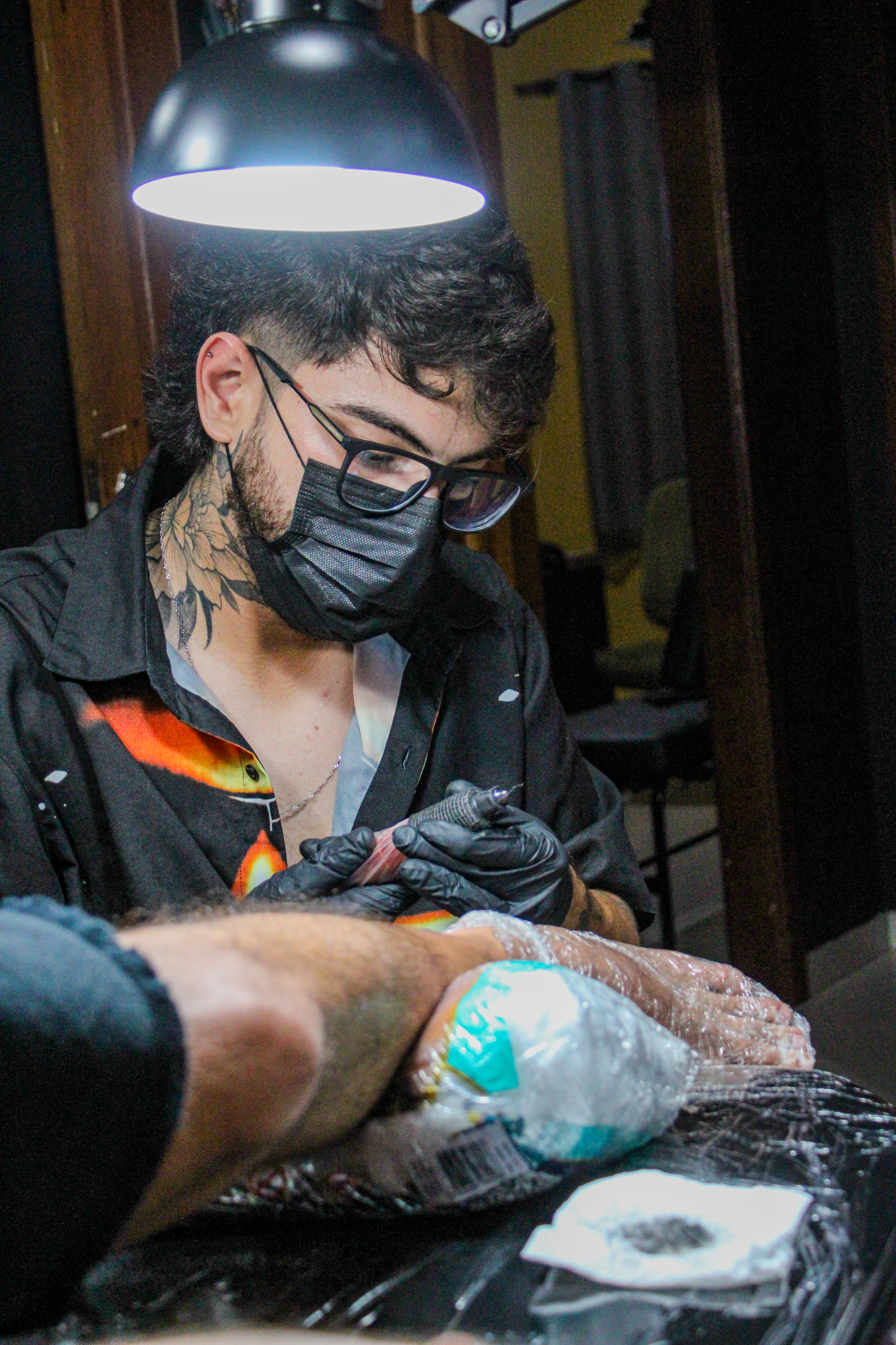 Tatuagem fineline de flor peônia na perna