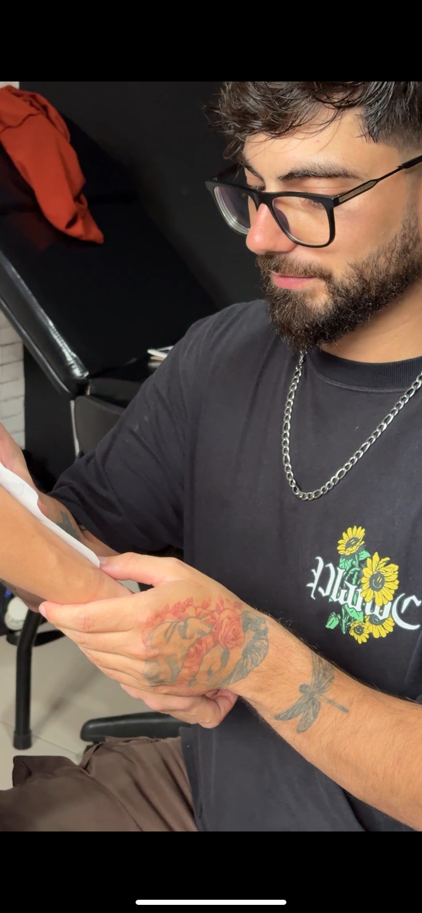 Tatuagem blackwork de lobo